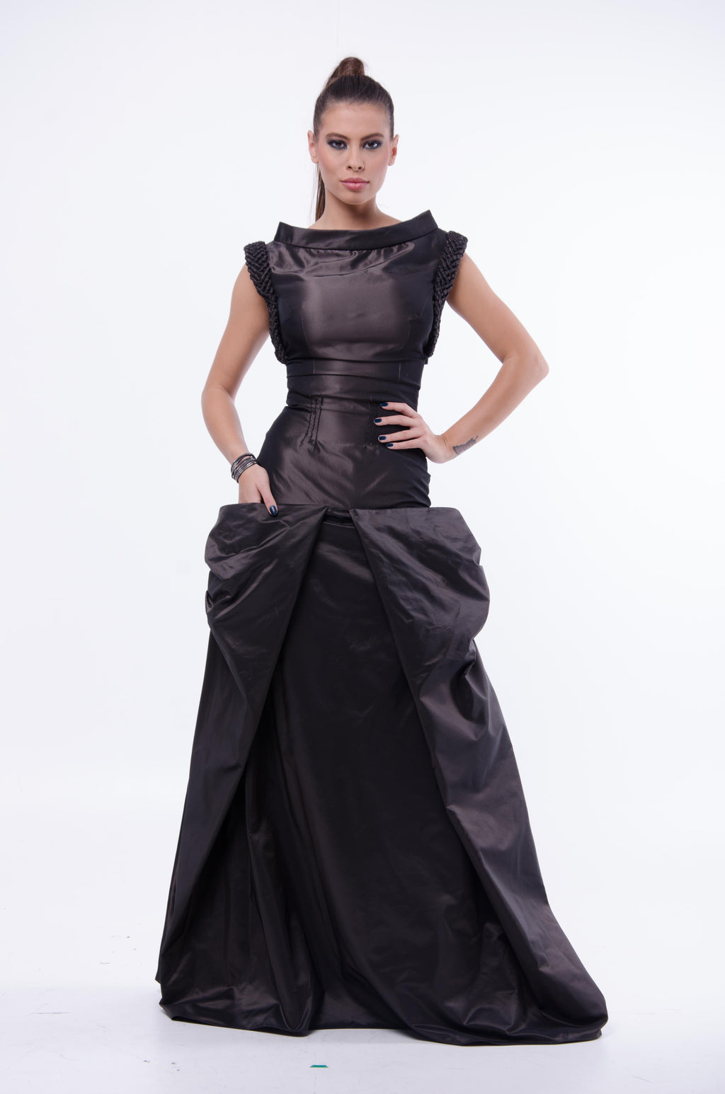 Fusta cu buzunare ample - tafta cu memorie, maro.