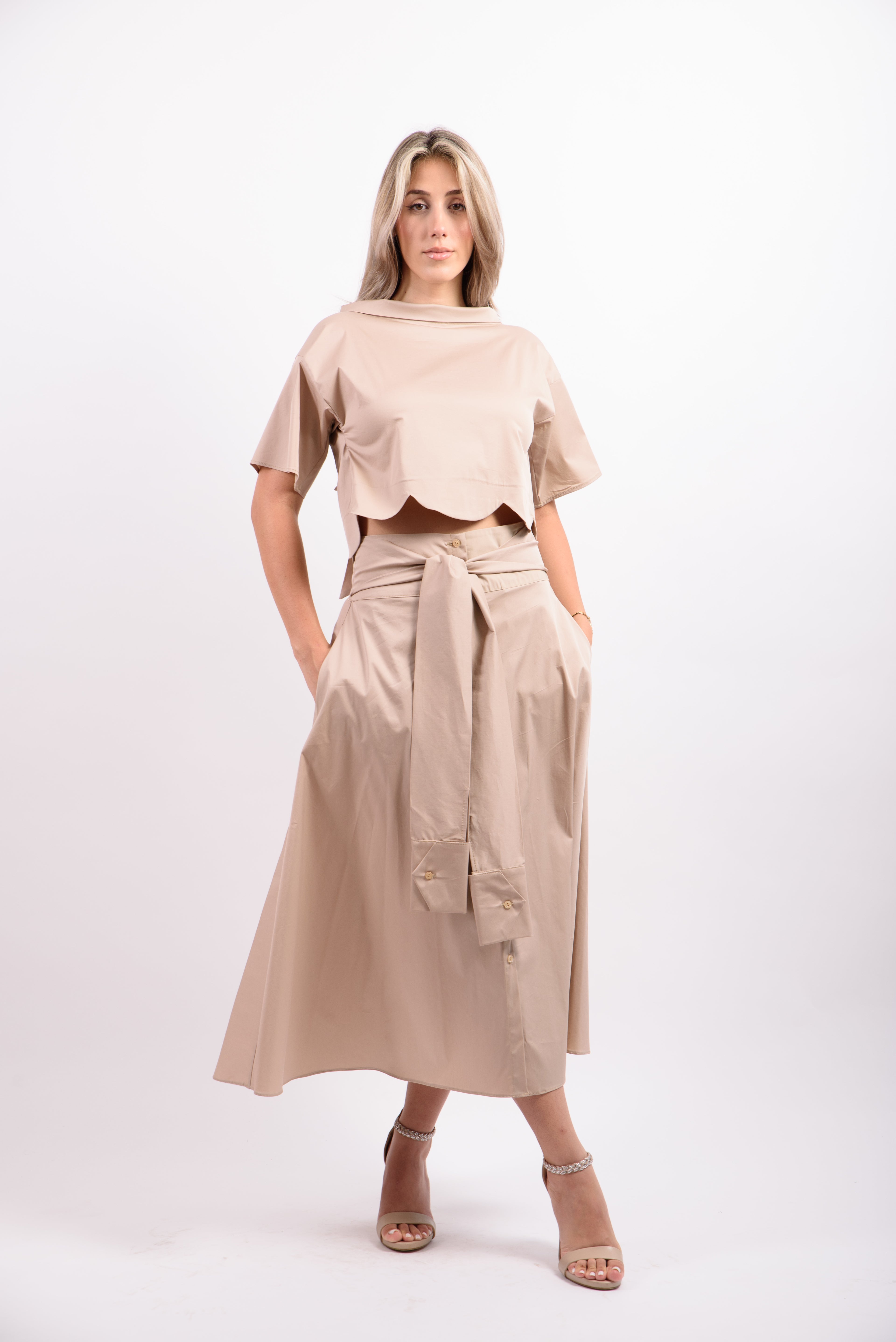 Fusta cu maneci - bej.