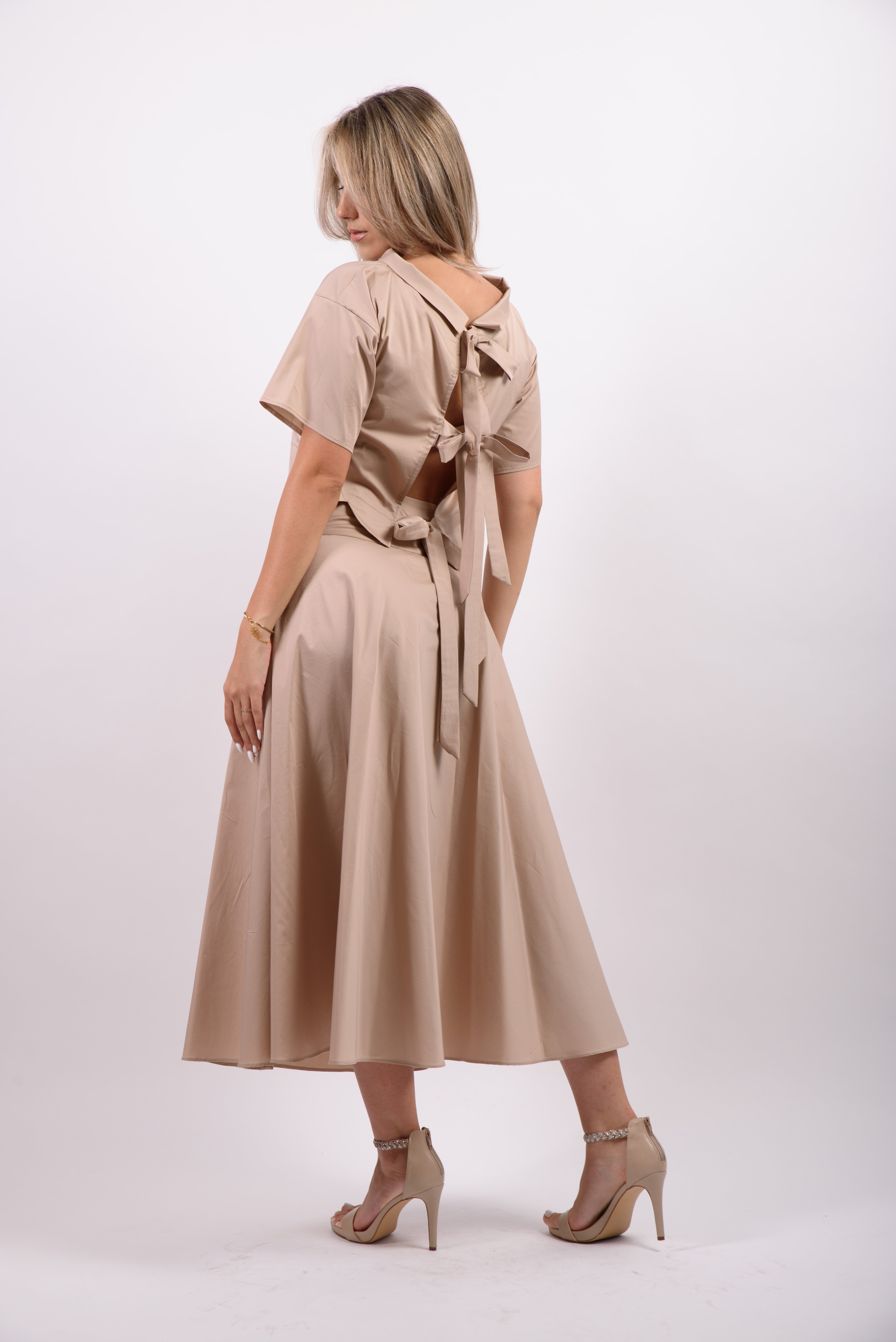 Fusta cu maneci - bej.